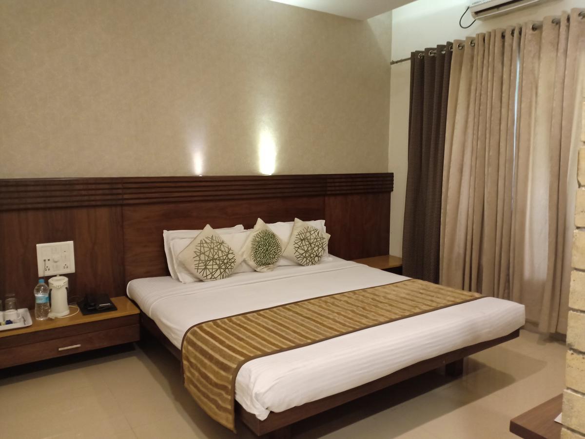 Hotel Chandralok Lonavala Bagian luar foto