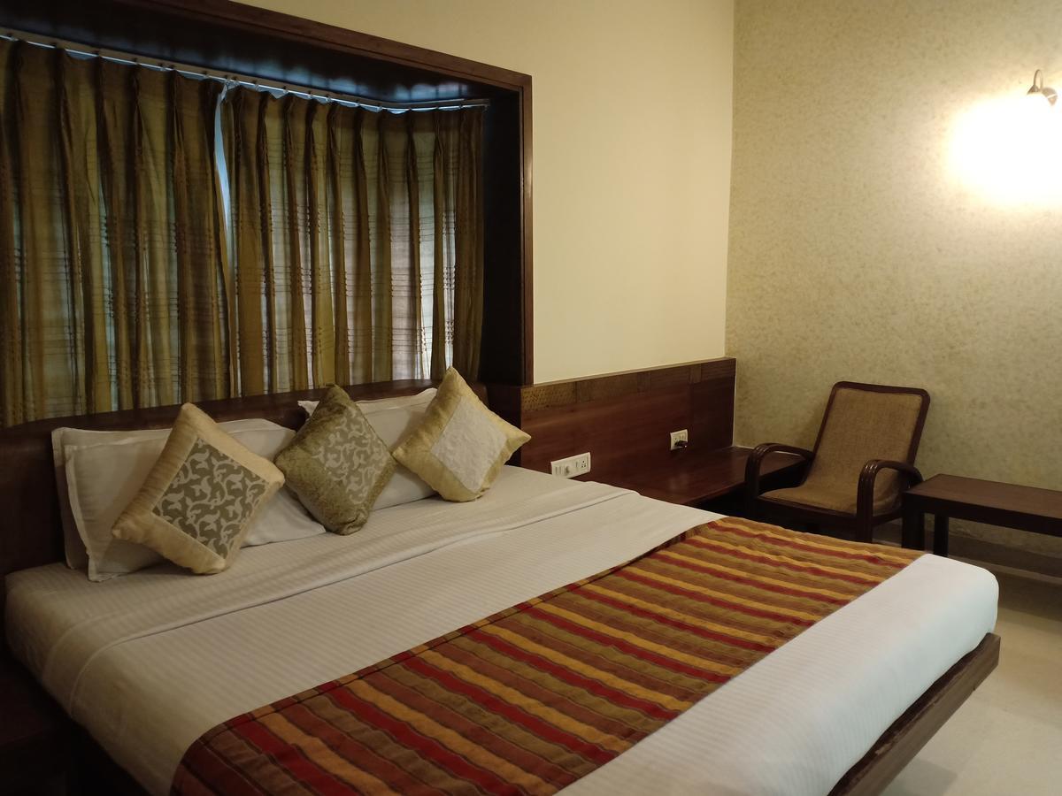 Hotel Chandralok Lonavala Bagian luar foto